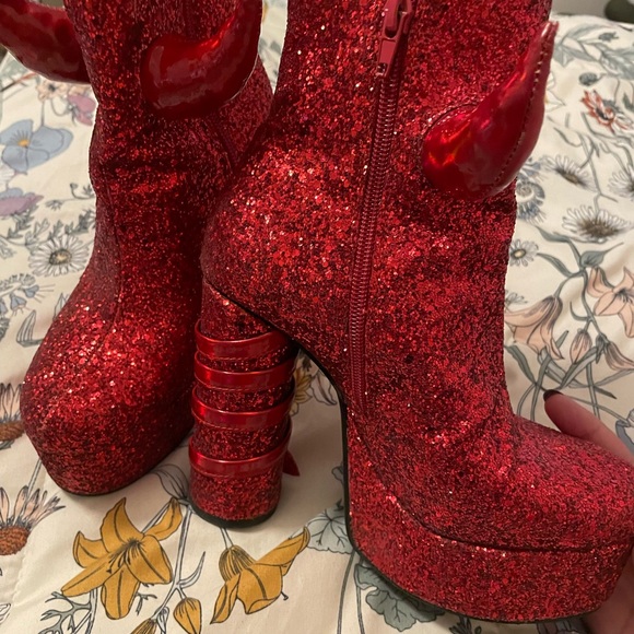 Red Devil sparkly platform shoes - Picture 3 of 3
